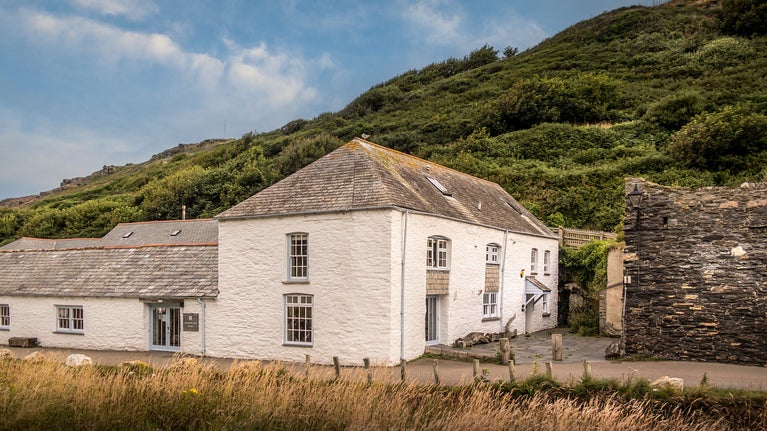 The exterior of The Clinker, along with neighbouring apartments The Gaffer and The Lugger, Cornwall